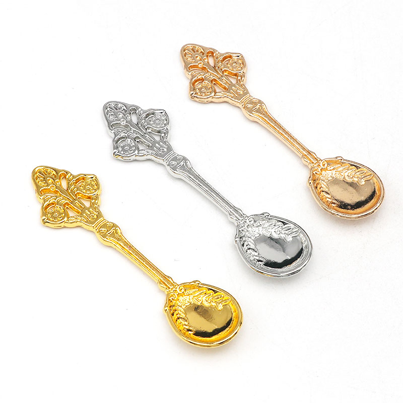 スプーンのチャーム 金古美 20本入り【選べる4色】 ハンドメイドお手芸商品のお問い合わせ番号：g0121この商品は千葉倉庫から発送の即納商品です、商品の発送は当営業日もしくは翌営業日になります。(イ